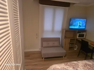 Una televisión o centro de entretenimiento en LOS SITIOS