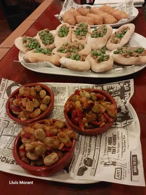 Comida en o cerca de este hotel