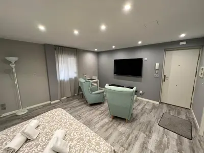 Una televisión o centro de entretenimiento en Apartamenticos Estudio Las Armas II