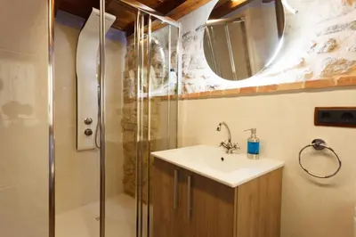 Un baño de CASA RURAL LES ROQUETES