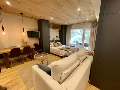Una televisión o centro de entretenimiento en Apartaran 407 con terraza