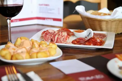 Comida en o cerca de este hotel