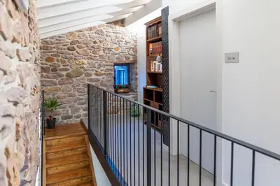 Una televisión o centro de entretenimiento en Apartamentos en Baztan HIRU KABI, BAGA