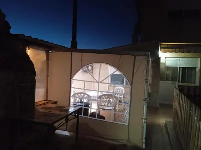 Un balcón o terraza de Habitaciones en planta superior independiente con piscina - barbacoa