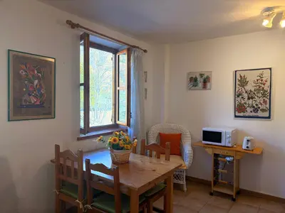 Una televisión o centro de entretenimiento en Práctico y rústico, perfecto para parejas - Cuc 7