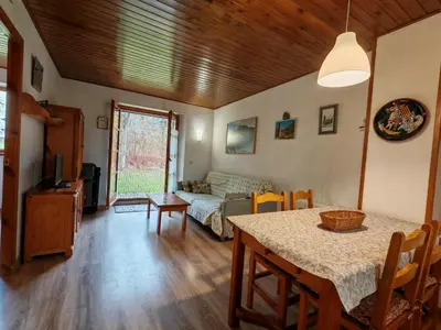 Una televisión o centro de entretenimiento en Bajo con jardín, paz, tranquilidad y aire libre - Isard 3