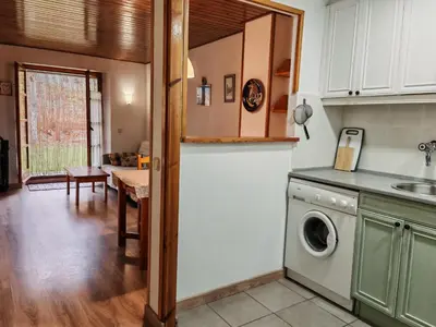 Una cocina o zona de cocina en Bajo con jardín, paz, tranquilidad y aire libre - Isard 3