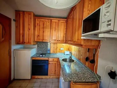 Una cocina o zona de cocina en Ambiente cálido y luminoso- Confort rústico - Falcó 5