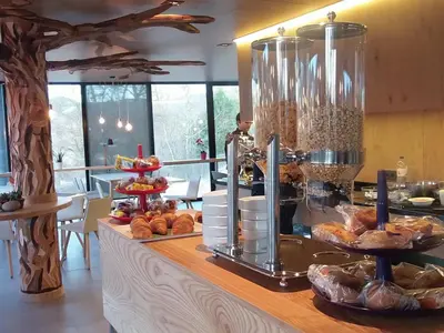 Comida en o cerca de este hotel