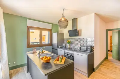 Una cocina o zona de cocina en Espaciosa casa rural con amplio jardin y barbacoa