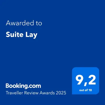 Certificado, premio, señal o documento que está expuesto en Suite Lay
