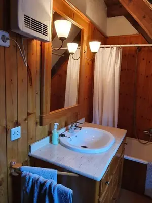 Un baño de Acogedor apartamento de montaña con jardín y piscina - VU-HUESCA-23-182