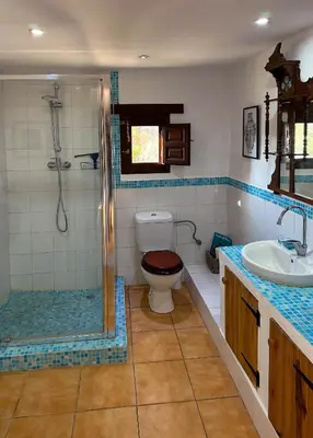 Un baño de Wonderful comfortable finca in the Burga valley