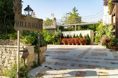 Jardín al aire libre en Villa-Mari