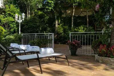 Jardín al aire libre en Villa-Mari