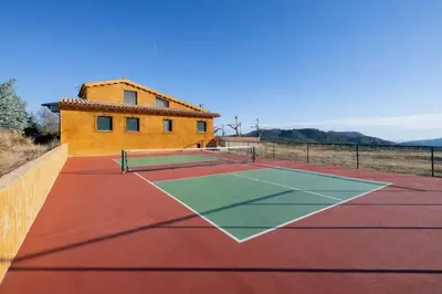 Instalaciones para jugar a tenis o squash en Catalunya Casas Your own private estate just 20km from Salou! o alrededores