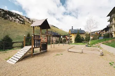 Zona de juegos infantil en Riglos de Candanchú