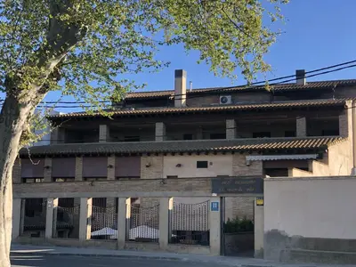 Edificio en el que se encuentra el hostal o pensión