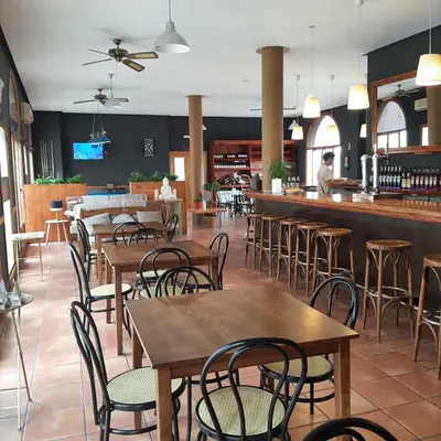 Un restaurante o sitio para comer en Hostal Tastavins