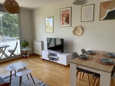 Una televisión o centro de entretenimiento en Apartamento MEDIODIA - Parking incluido, céntrico y tranquilo