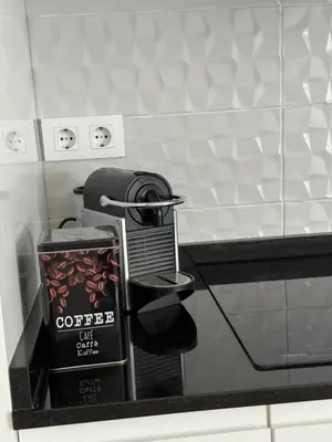 Utensilios para hacer té y café en Apartamento del Puente
